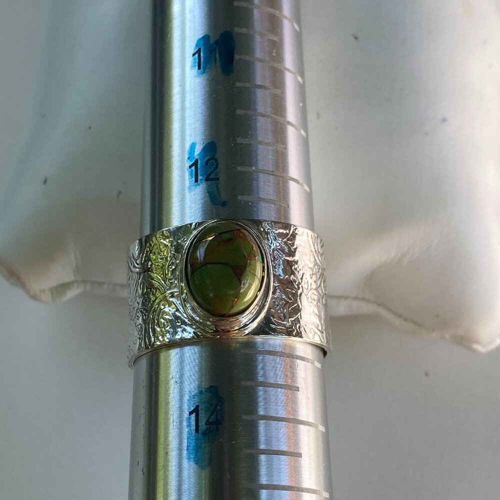 Striking NWOT Gaspeite gem in embossed wide sterling silver bezel setting ring